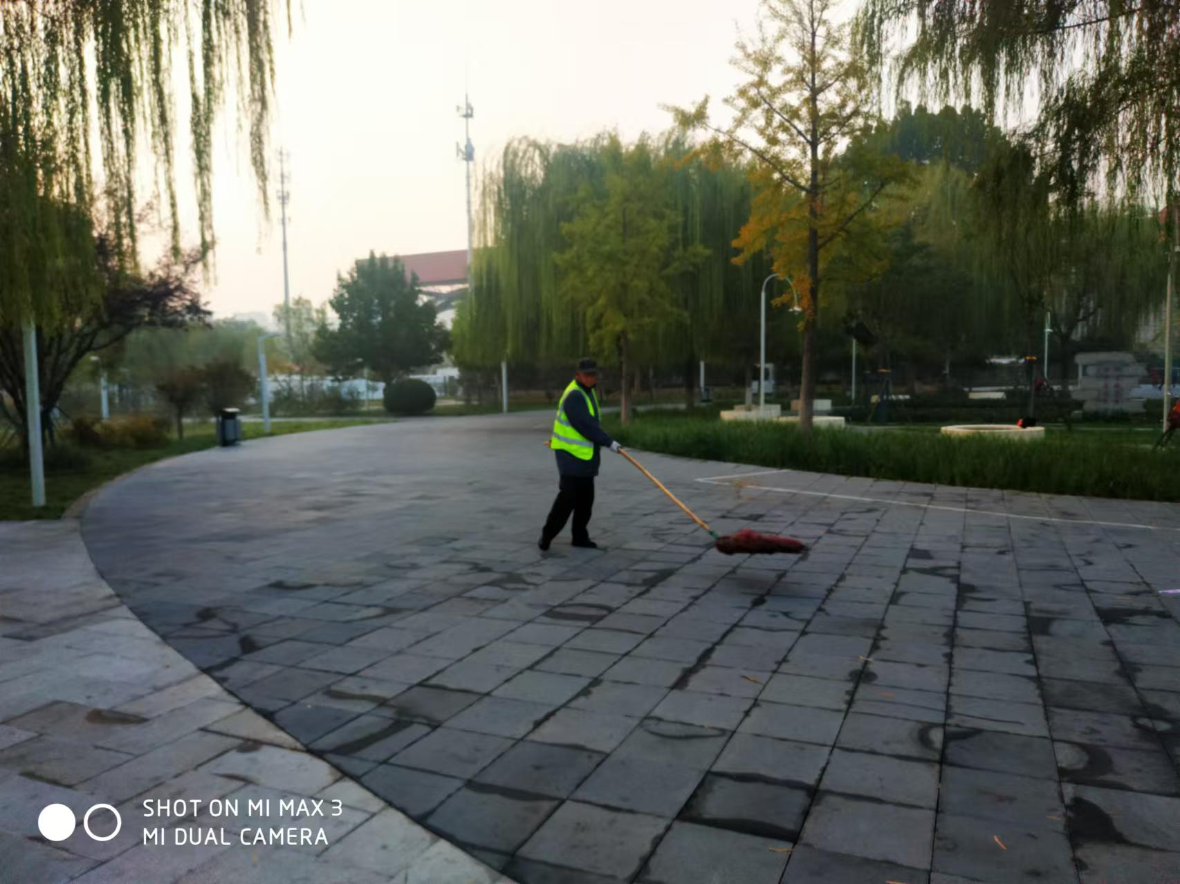 金秋十月，物業(yè)人在公園就最美畫卷
